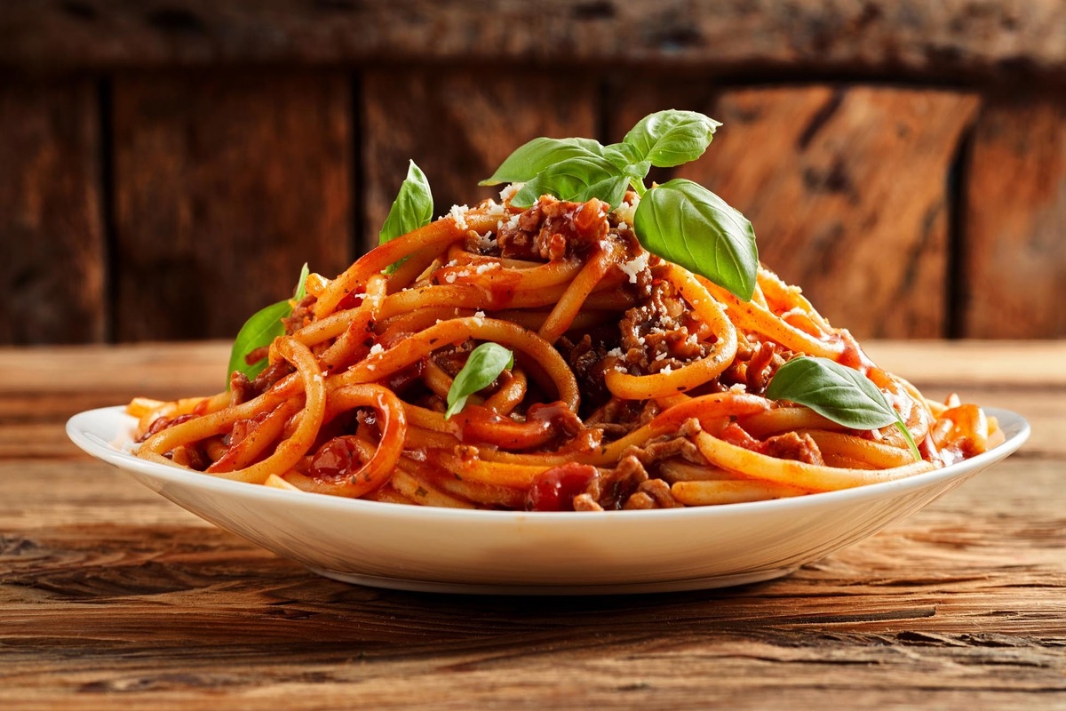 Heaped,Plate,Of,Delicious,Italian,Spaghetti,Pasta,With,Fresh,Basil